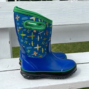 Boys rain boots US size 2 good condition!! Like new